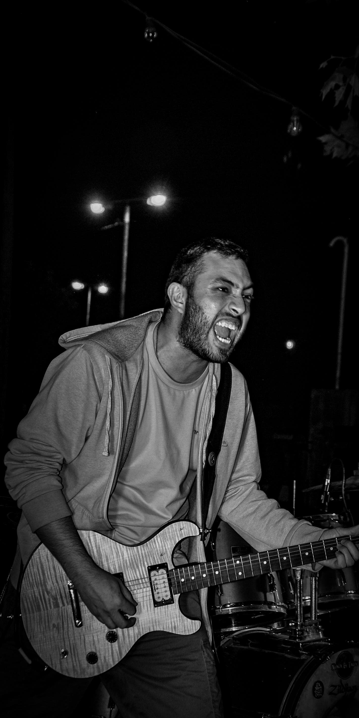 Bajista en el escenario